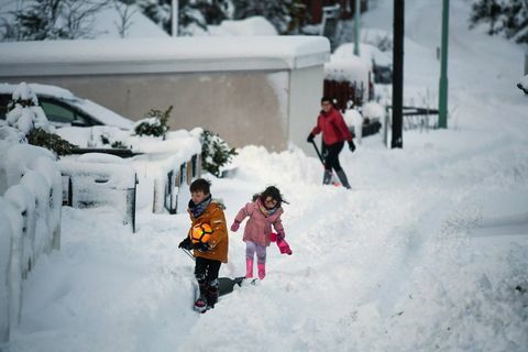 децата шейнат сняг в Шотландия