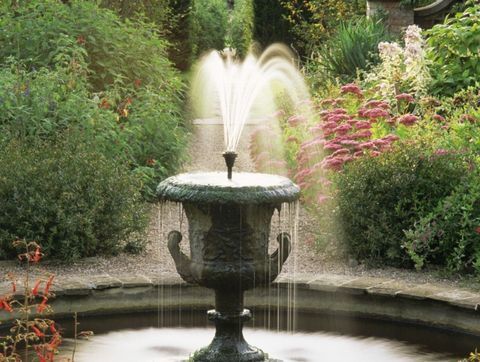Английско-страна-градина-фонтан