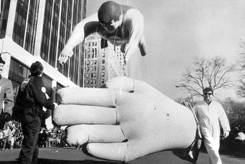 ръката пада от балона на Супермен по време на парада на Деня на благодарността през 1886 г