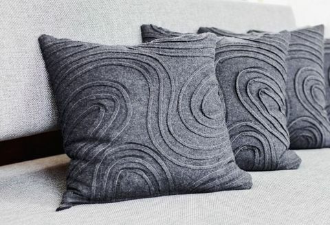 Сиви възглавнички на диван