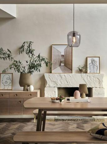 естествена трапезария с дървени мебели