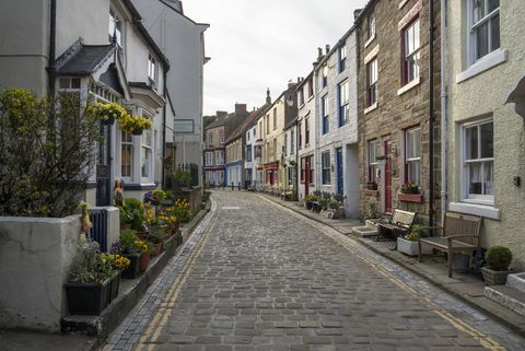 Главна улица в село Staithes, Северен Йоркшир, Англия