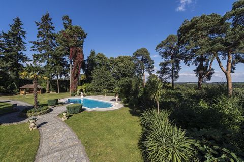 Имение Pinewood House за продажба в Oxshott, Surrey