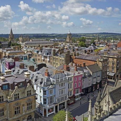 повдигната панорама на главната улица и градския пейзаж на Оксфорд под синьо небе