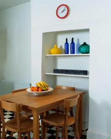 идеи за ниша, обикновена дървена маса и столове в модерна бяла кухня с черно бяла шахматна дъска