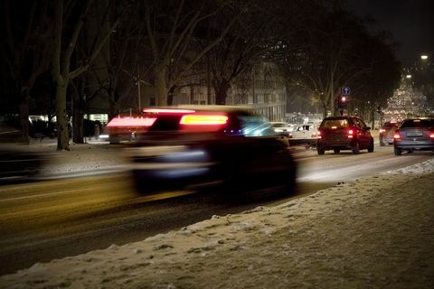 Заснежена улица през нощта, движението - замъглено движение