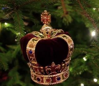 Корона украшение на Бъкингамския дворец