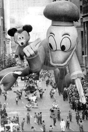 балон доналд дак спортно отпуснато крило след четка с клон на дърво на парада на Macys през 1972 г.