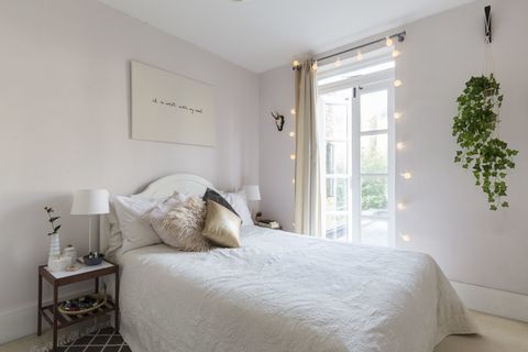 Дзен-като спалня: Стайлинг от The Lovely Чекмедже, фотография на Крис Снук чрез Houzz.co.uk