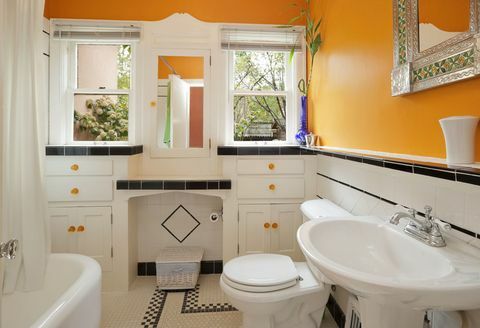 Ярко оранжево и бяло цветна модерна баня