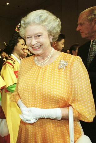 кралицата, на нейния 73-ти рожден ден, и херцогът на Единбург се срещат с Лесли Гарет на сцената, след като британското сопрано поведе залата, пеейки щастливо рожден ден на кралицата в края на специален концерт, проведен в нейна чест в Сеул, Южна Корея снимка от Фиона Хансън pa imagespa изображения чрез getty изображения