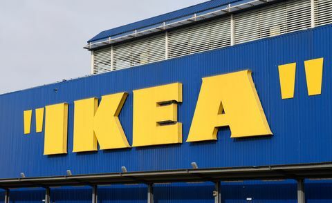 Магазинът IKEA в Уембли Лондон е поставил кавички около емблематичния си знак, за да отбележи старта на горещо очакваната колекция MARKERAD, която е направена в сътрудничество с дизайнера Виргил Аблох