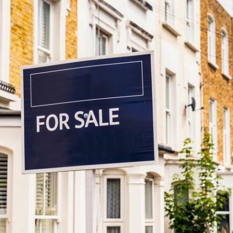 знак за продажба на агент по недвижими имоти на жилищна улица в Ислингтън, Лондон