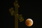 Снимки: Лунно затъмнение на кръвната луна През юли, Великобритания