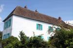 Красивата синя къща на Клод Моне във Франция, включена в списъка на Airbnb