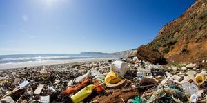 плаж с пластмасови отпадъци