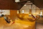Преобразувана селска зала за продажба в Норфолк със закрит скейтпарк