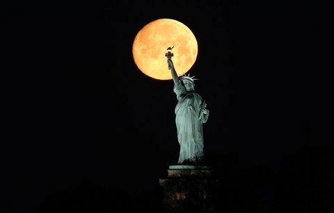 Луната залязва зад статуята на свободата в Ню Йорк