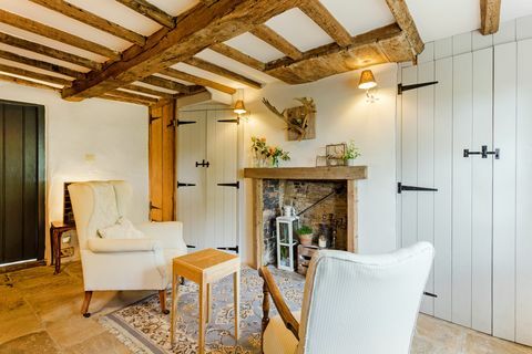 Всекидневна с дървена горелка и дървен под - къща за продажба в Оксфордшир