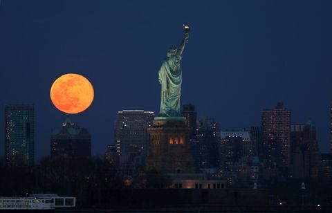 Супер червейна луна изгрява в Ню Йорк