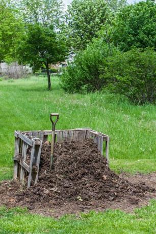 купчина компост в домашно приготвено кошче в крайградския заден двор в ил