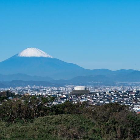 Заснежена планина Mt. Фуджи и жилищния квартал в префектурата Канагава на Япония