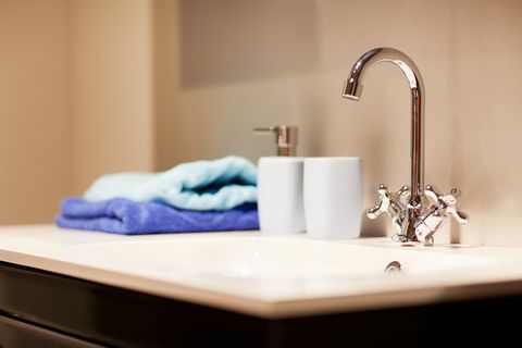 мивка за баня с хромиран кран и кърпи