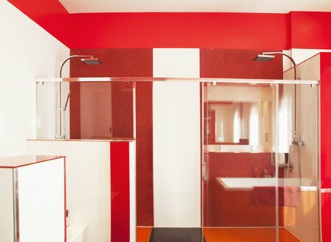 Червено-бяла луксозна модерна баня