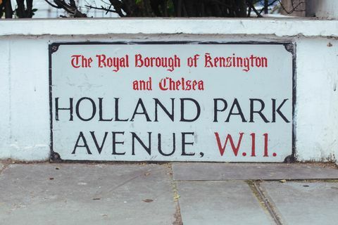 Име на улицата на Holland Park Avenue, Лондон, Великобритания.