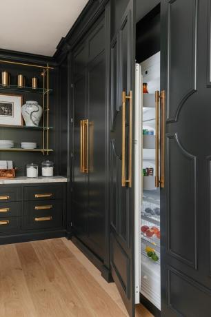 кухня с черен хладилник