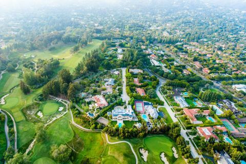 Въздушна гледка към квартал Bel Air в Лос Анджелис с имения и голф игрище. Bel Air, окръг Лос Анджелис, Калифорния.