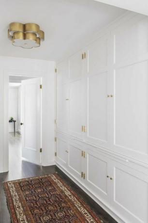 бели шкафове, коридор, пътека за килими