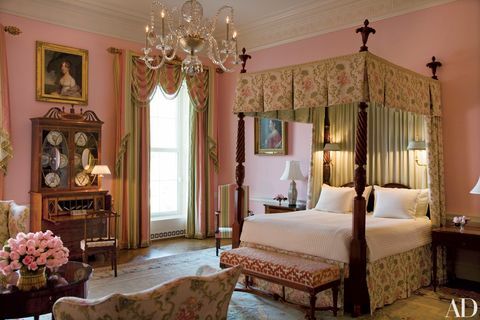 спалнята на кралиците, както се появява по време на Джордж ш Буш години, където различни кралици през цялата история са оставали драперията, висящото легло и фотьойла са от scalamandré