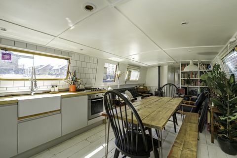 първата в света плавателна къща, изработена от устойчива стомана за изветряване на кортен за продажба в Лондон