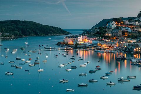 Salcombe, Девън - пристанище Salcombe, взето непосредствено след залез слънце в една лятна вечер.