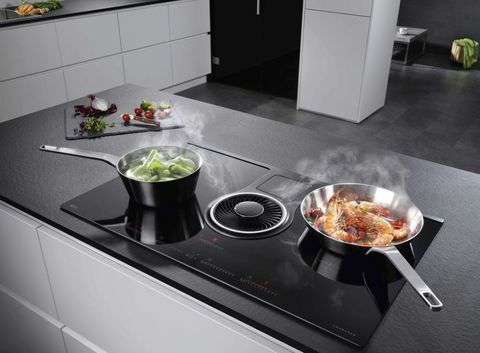 Новият Mastery Range от AEG включва IDK84451IB Combohob, 2699 британски лири, който комбинира индукционен плот и интегриран екстрактор в едно. С помощта на технологията Hob2hood, тя също така интуитивно контролира мощността на извличане, за да съответства на вашите готвене