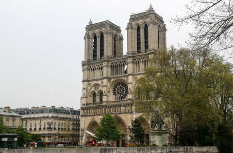 След пожар в катедралата Нотр Дам в Париж