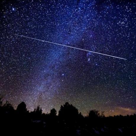 астрофотография метеоритен поток с галактика Млечен път и звезди