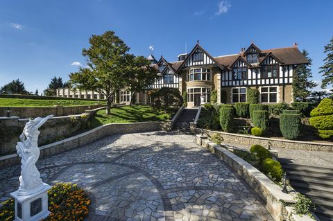 Имение Pinewood House за продажба в Oxshott, Surrey