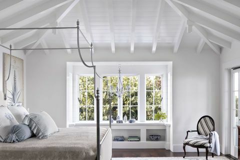 спалня, бели дървени греди, медна леглова рамка, перваза на прозореца и седалка
