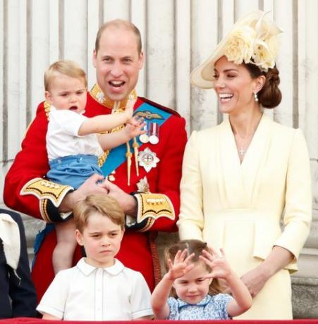 Лондон, Обединено кралство 08 юни ембарго за публикуване във вестници на Обединеното кралство до 24 часа след създаване на дата и час принц Уилям, херцог на Кеймбридж, Катрин, херцогиня на Кеймбридж, принц Луис от Кеймбридж, принц Джордж от Кеймбридж и принцеса Шарлот от Кеймбридж гледат пролетта от балкона на Бъкингамския дворец по време на войски цвят, годишният парад за рожден ден на кралиците, на 8 юни 2019 г. в Лондон, Англия, се смята, че за първи път е проведена годишната церемония, включваща над 1400 гвардейци и кавалеристи извършен по време на управлението на крал Чарлз II, парадът отбелязва официалния рожден ден на суверена, въпреки че действителният рожден ден на кралиците е на 21 април снимка от max изображения на mumbyindigogetty
