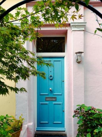 боя за входна врата, външна архитектура на терасовидни жилищни къщи в района на Нотинг Хил, богат район на Лондон, Великобритания