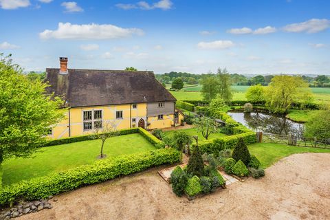 Живописна къщичка от класа II, Froggats Cottage, в Съри, която участва в неотдавнашен епизод на „Бягството в страната“ на Би Би Си, сега е на пазара за 1,6 милиона лири. 