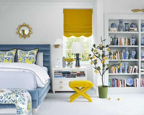 спалня, синьо легло, флорална пейка, жълто табуретка, жълти завеси