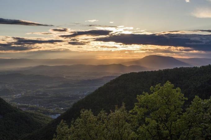 залез, видян от парка Blue ridge в долината Шенандоа на Вирджиния, САЩ