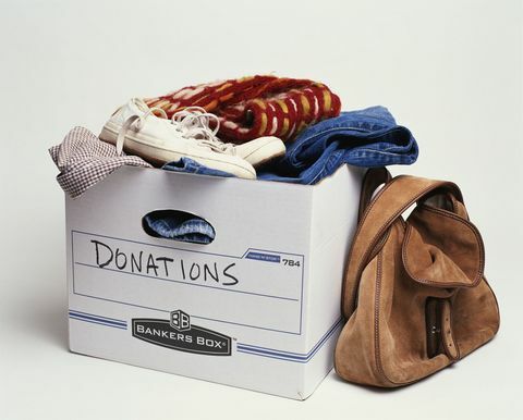 Кутия за дарения с дрехи и лични вещи
