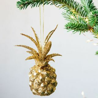 Декорация от ананас със златен блясък