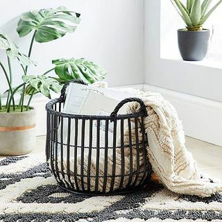 Плетена черна кошница за съхранение