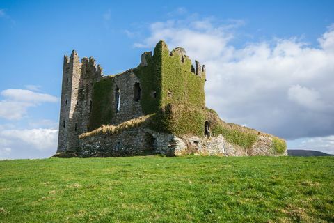 Старите руини на замъка Ballycarbery на Ринг от Кери, Ирландия