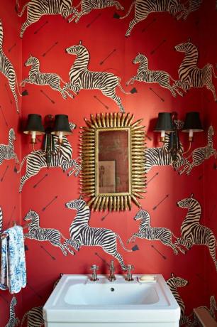 Червена пудра стая в тапет Scalamandre Zebra